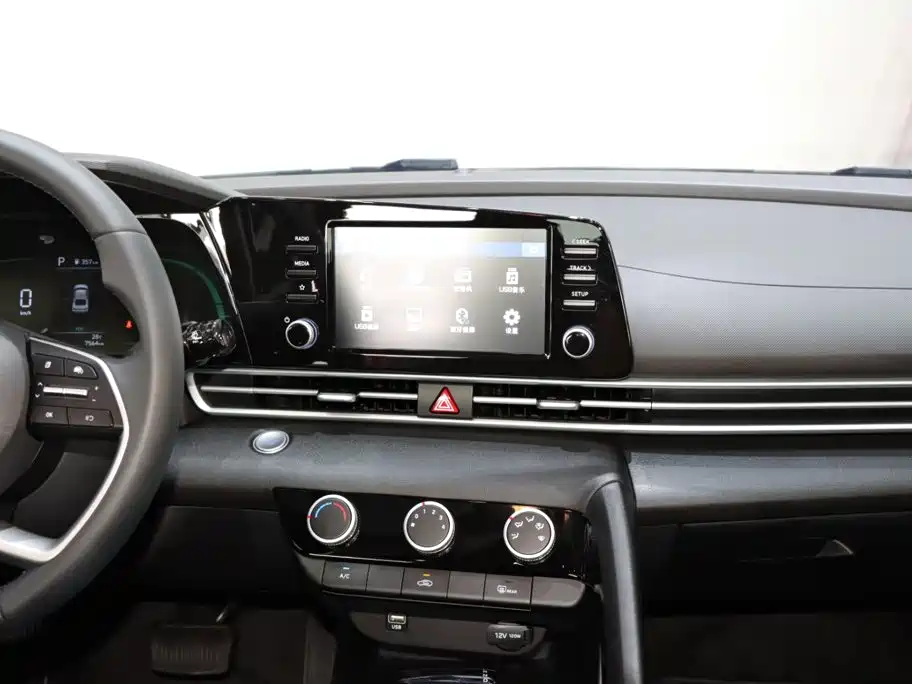 Photo 14 - Hyundai Elantra