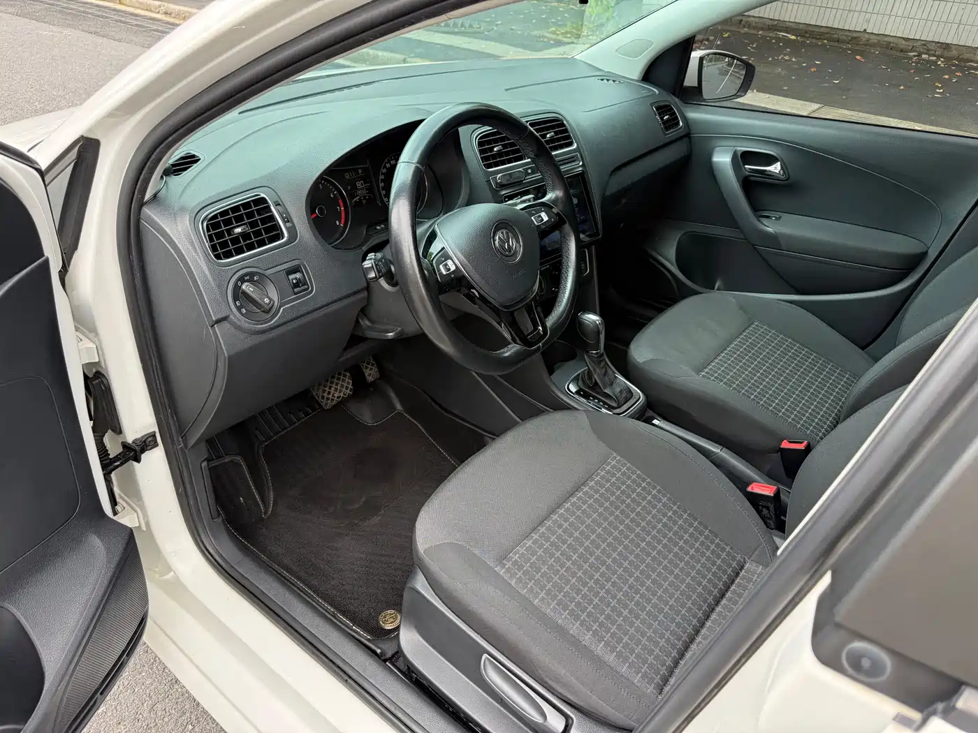 Volkswagen Polo 2016 1.6L Automatic Comfort фото 11