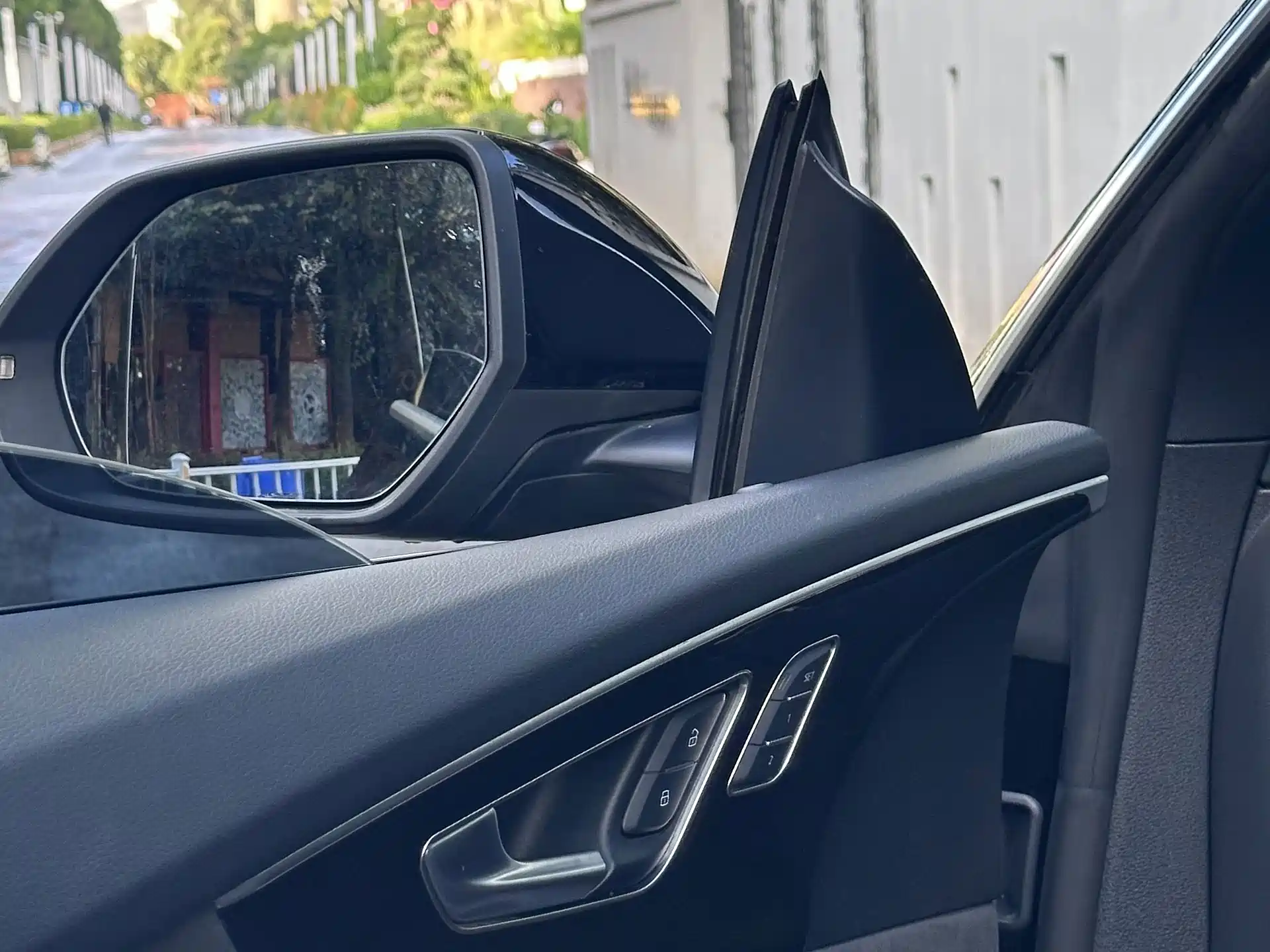 Photo 5 - Audi Q8