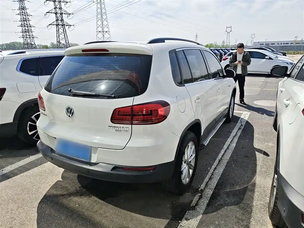 VOLKSWAGEN TIGUAN