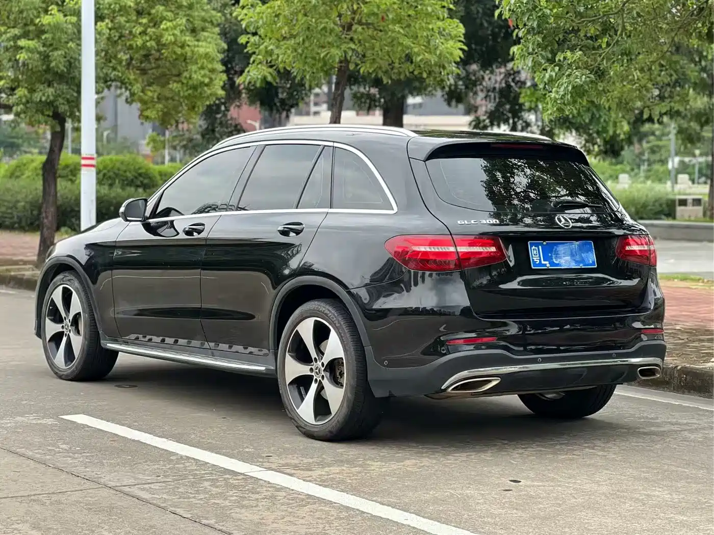 Photo 3 - Mercedes-Benz GLC