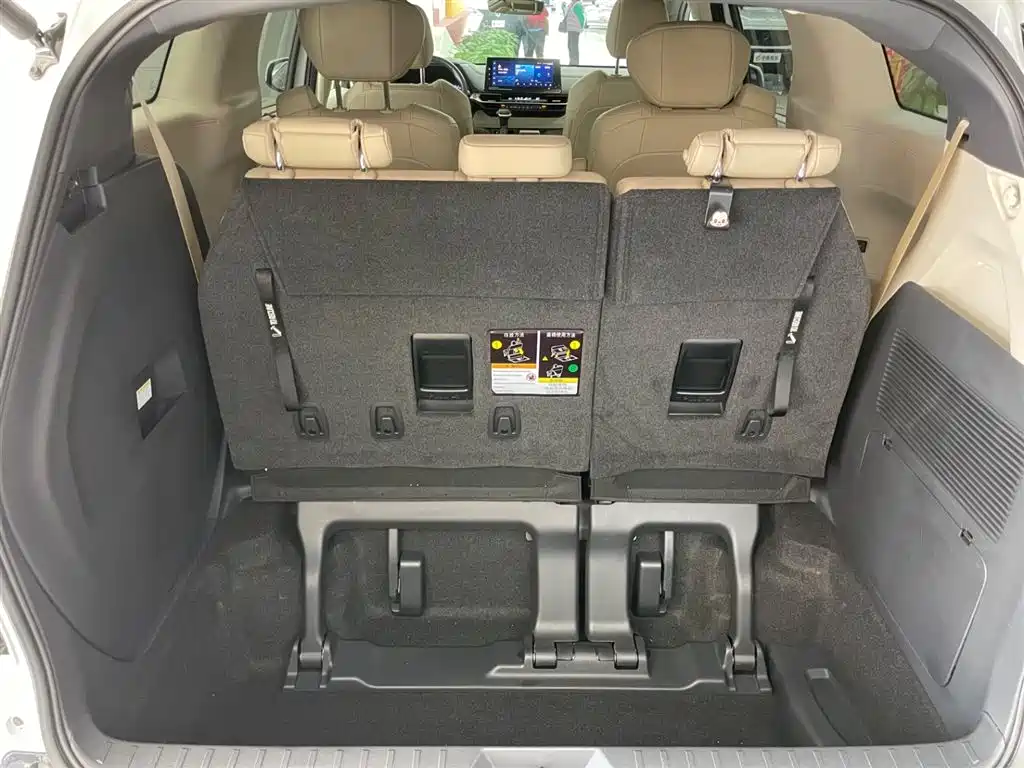 Toyota Sienna 2023 2.5L Hybrid Premium Edition фото 30