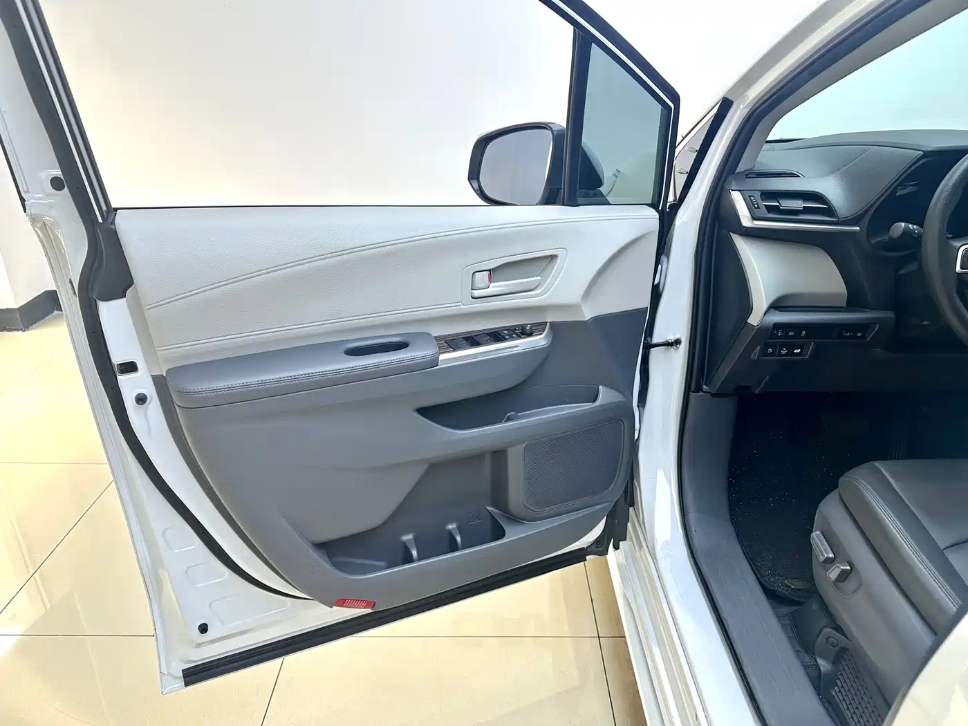 Toyota Sienna 2023 2.5L Hybrid Comfort Edition фото 18