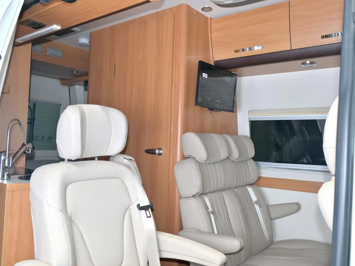 SAIC Maxus Xintu V80 2018 2.5T AMT Elite Long Wheelbase High Roof 5 Seater фото 18