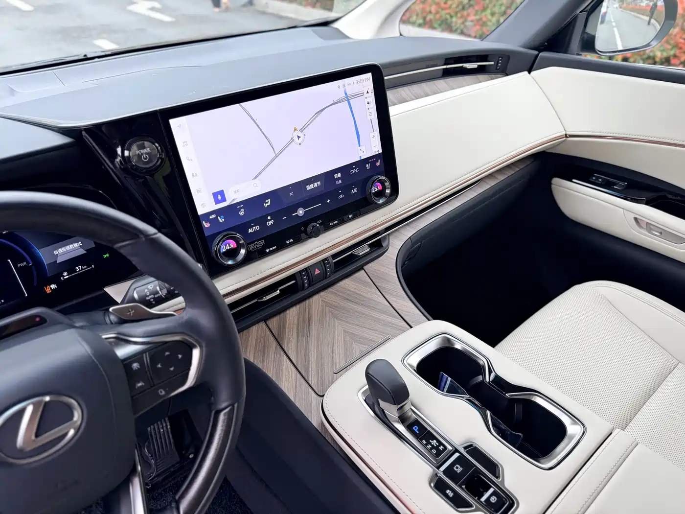 Lexus LM 2023 500h 6-Seater Prestige Edition фото 9