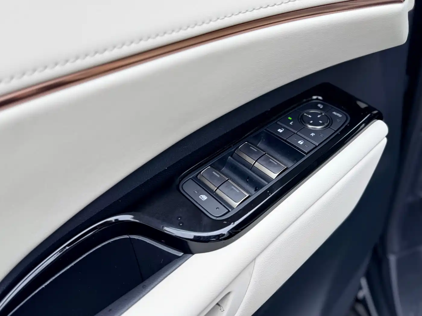 Lexus LM 2023 500h 6-Seater Prestige Edition фото 24