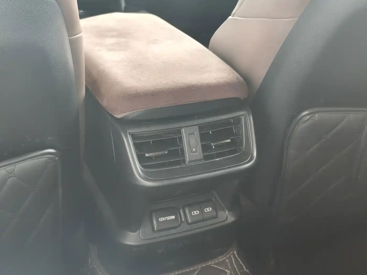 Photo 14 - Lexus ES