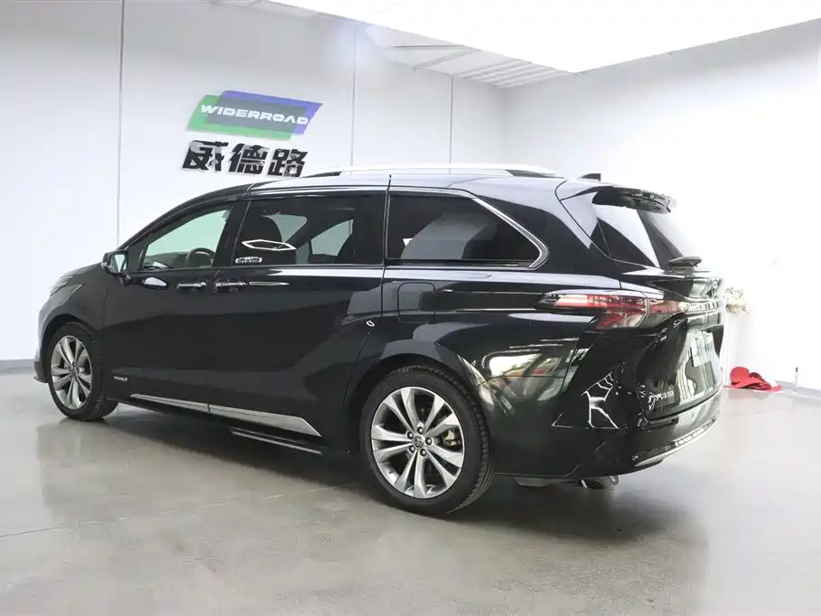 Toyota Sienna 2021 2.5L Hybrid Platinum Edition фото 7