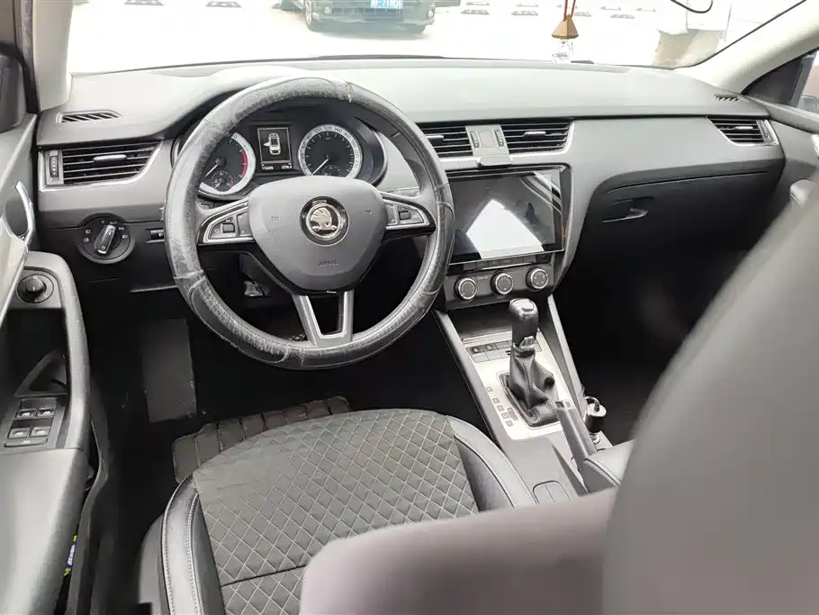 Škoda Octavia 2019 1.5L Automatic Luxury Edition фото 12