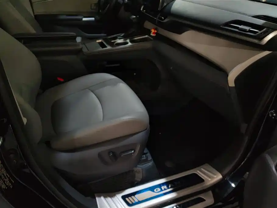 Toyota Granvia 2023 2.5L Hybrid Luxury Edition фото 8