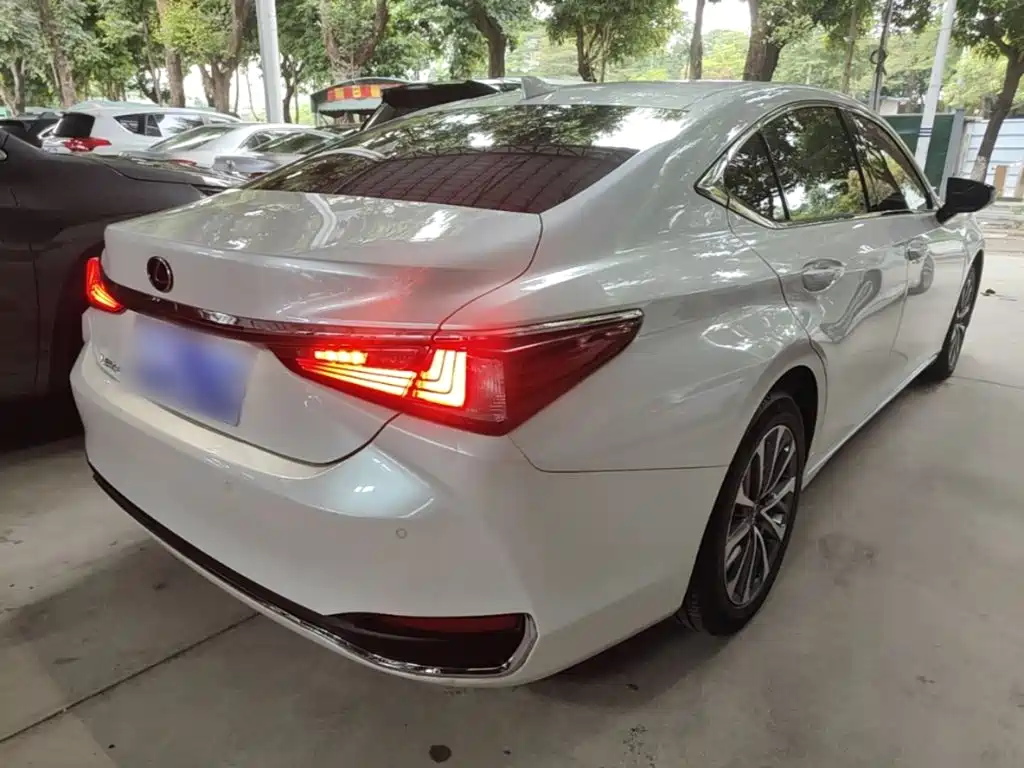 Фото 7 - Lexus ES