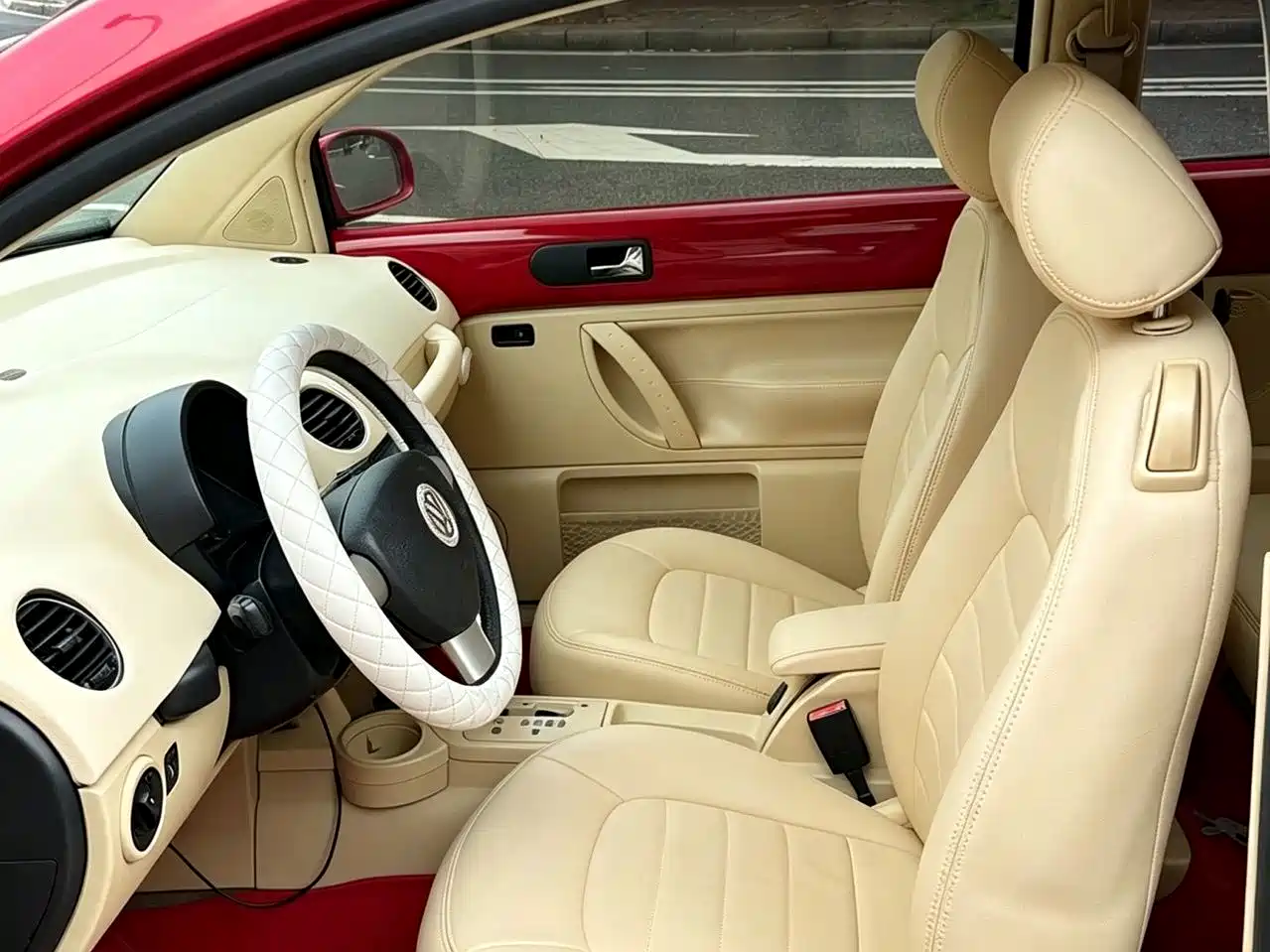 Volkswagen Beetle 2011 2010 Model 2.0 BlackOrange Comfort Edition