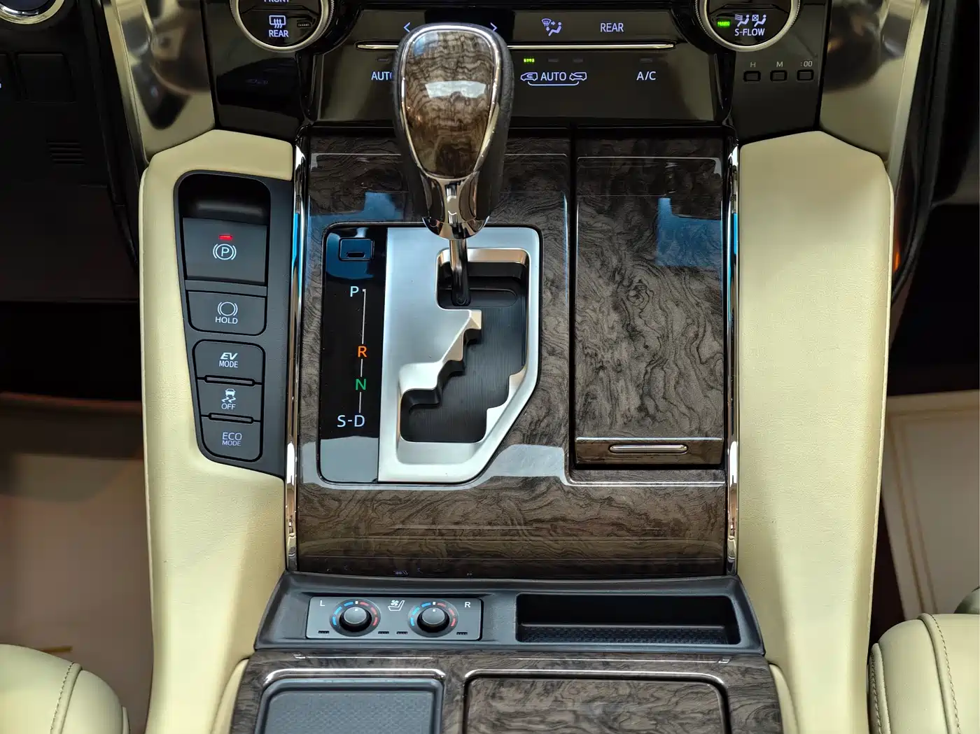 Toyota Alphard 2021 Hybrid 2.5L Premium фото 20