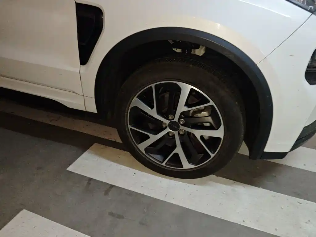  Lynk & Co Lynk & Co 01 EM-P 2022 1.5TD PHEV Plus 8