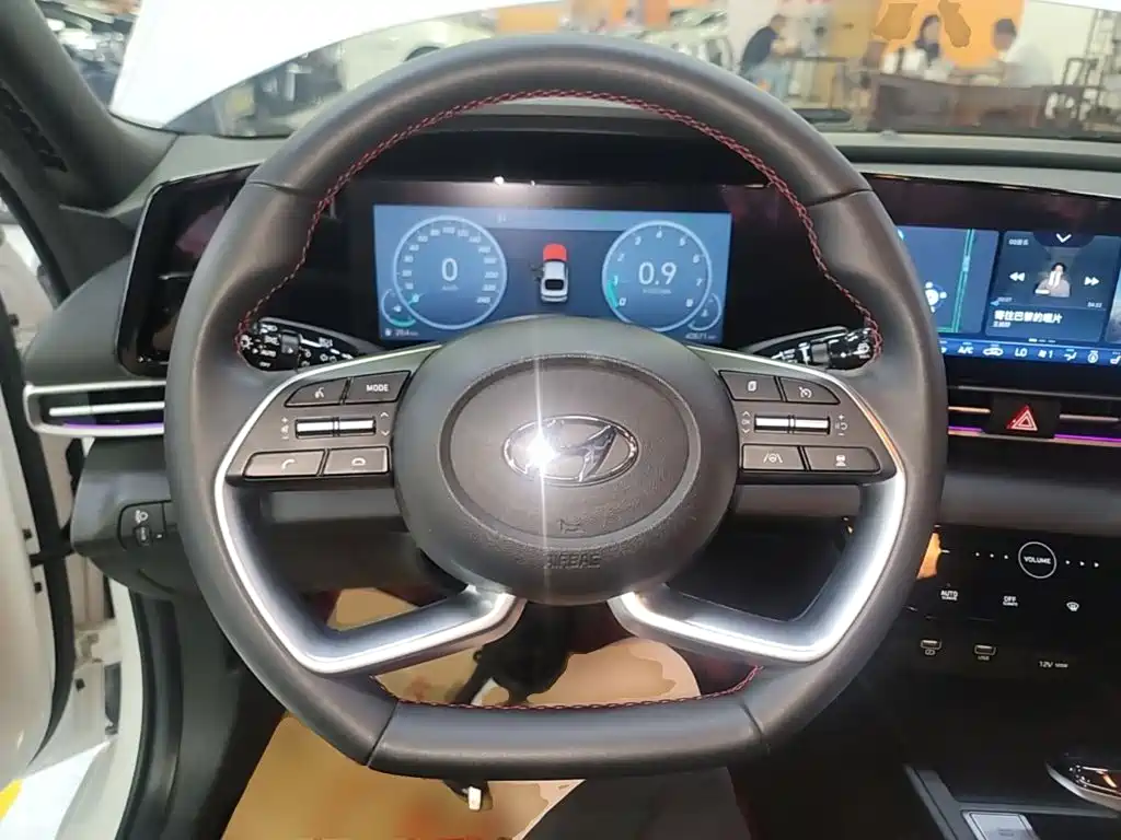 Photo 11 - Hyundai Elantra