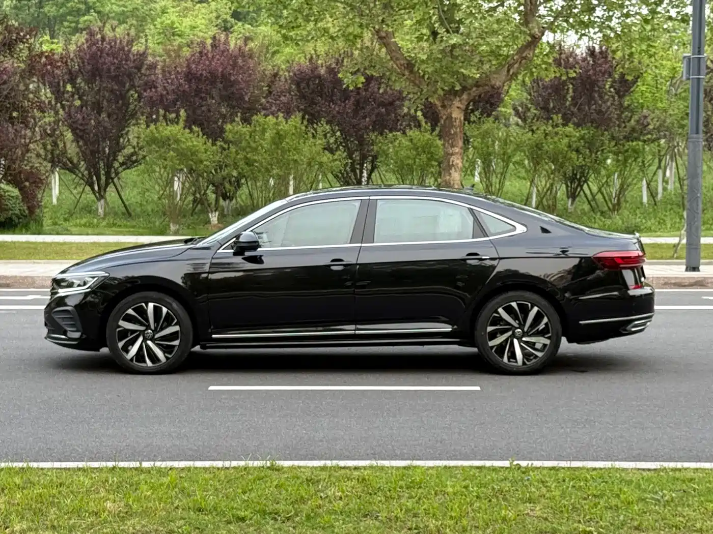 Volkswagen Passat 2025 Outstanding 380TSI Starlight Dragon Soaring Edition фото 10
