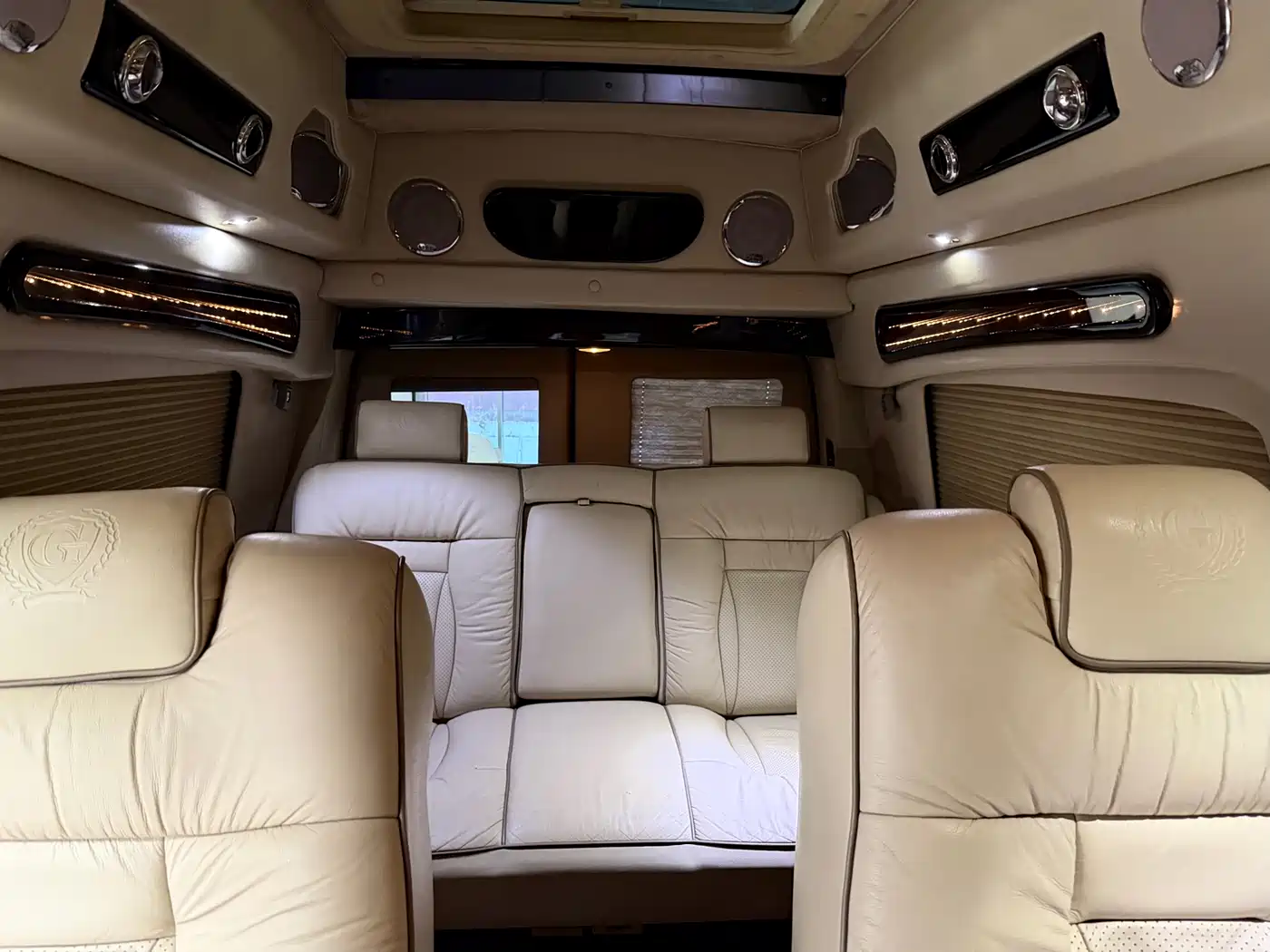 GMC Savana 2013 6.0L Luxury Privacy Screen 7-Seater фото 16