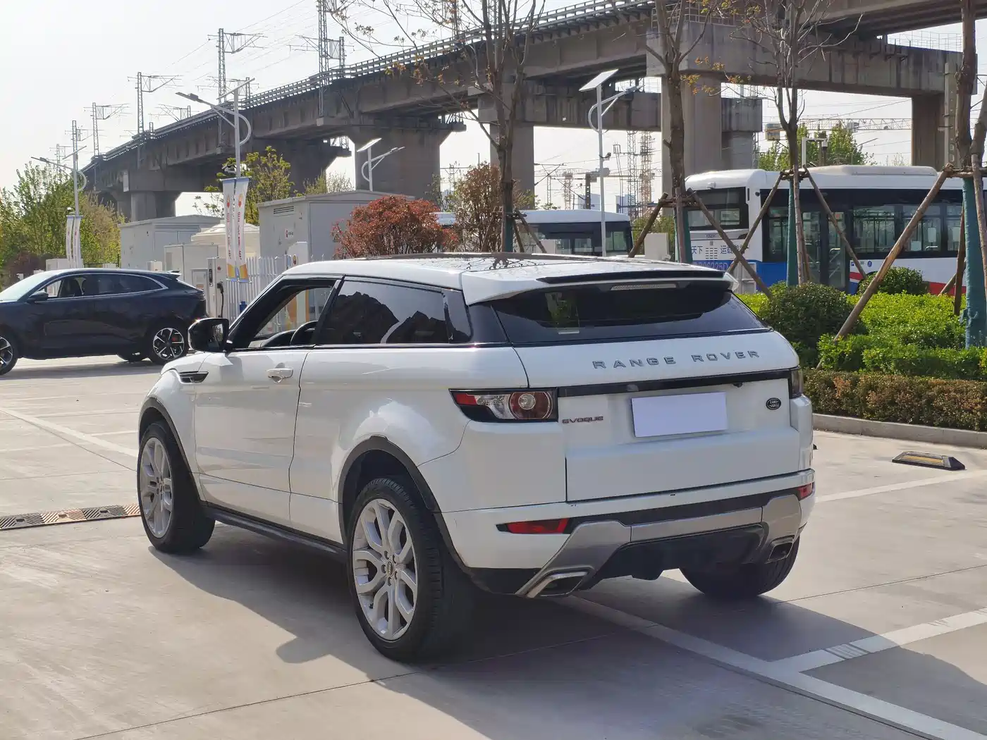 Land Rover Range Rover Evoque (Import) 2012 2.0T 3-door Sport Edition фото 7