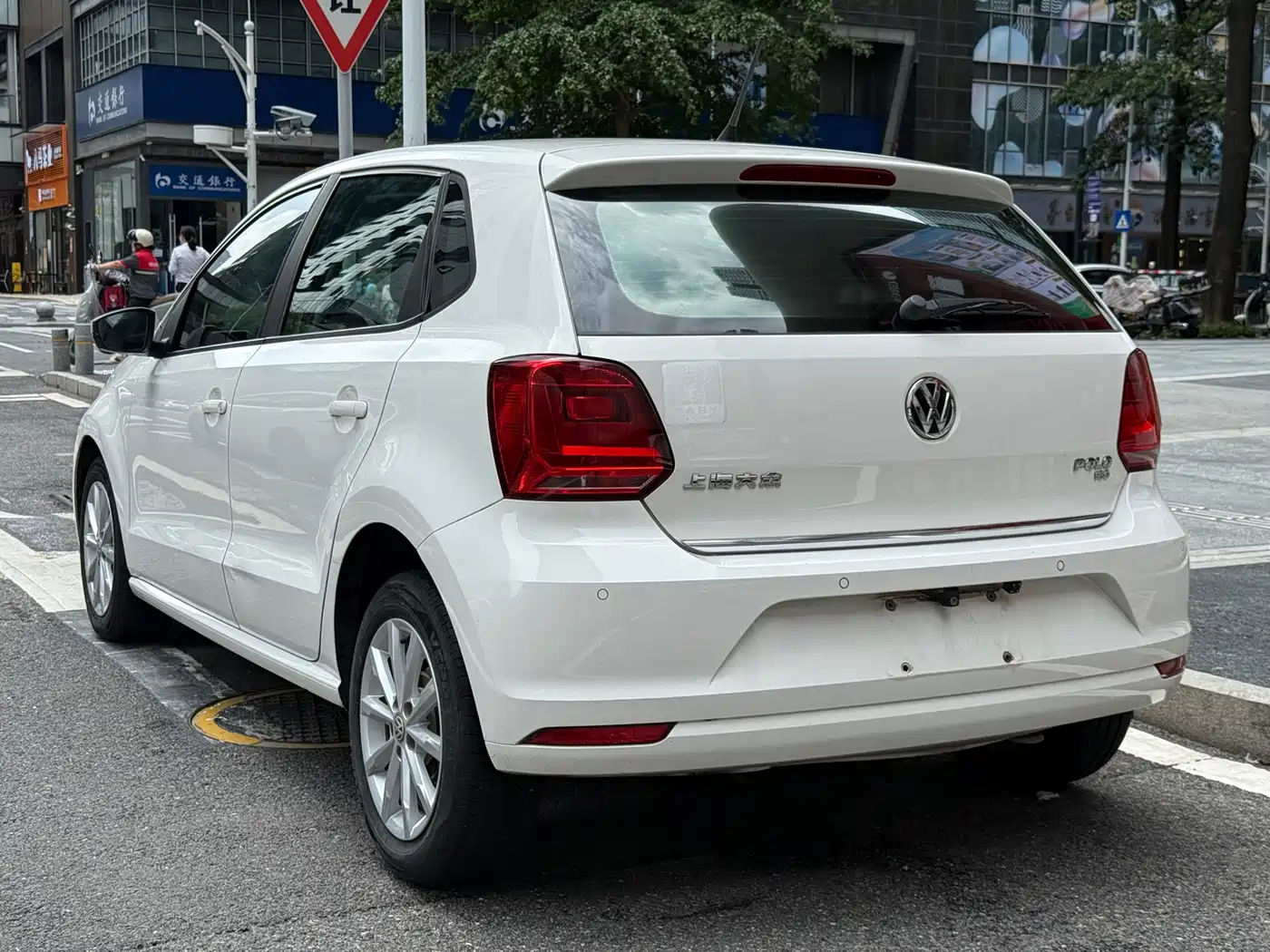 Volkswagen Polo 2014 1.6L Automatic Luxury Edition фото 4