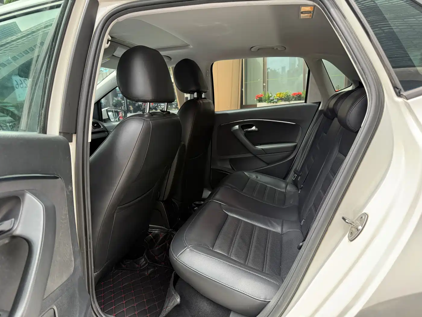 Volkswagen Polo 2014 1.6L Automatic Luxury Edition фото 9