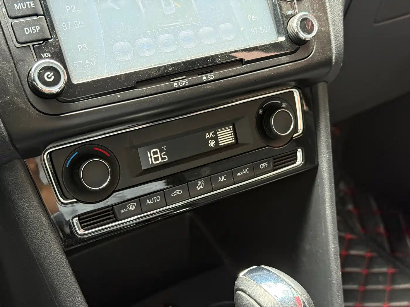 Volkswagen Polo 2014 1.6L Automatic Luxury Edition фото 17