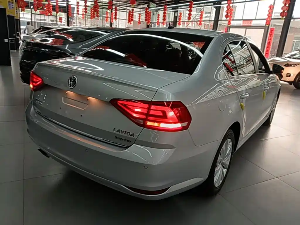 Volkswagen Lavida 2017 230TSI DSG Comfort Edition фото 7