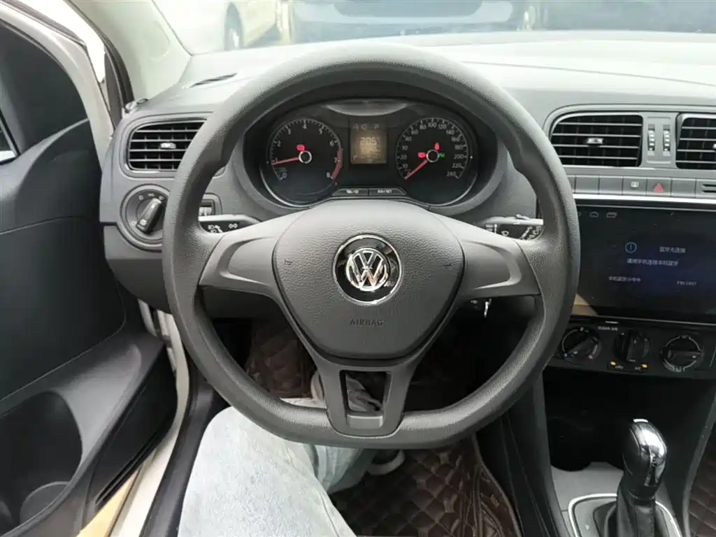 Volkswagen Polo 2016 1.4L Automatic Trend фото 11