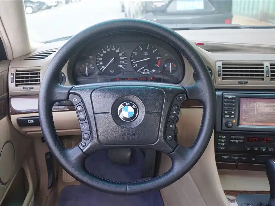 BMW 7 Series фото 5