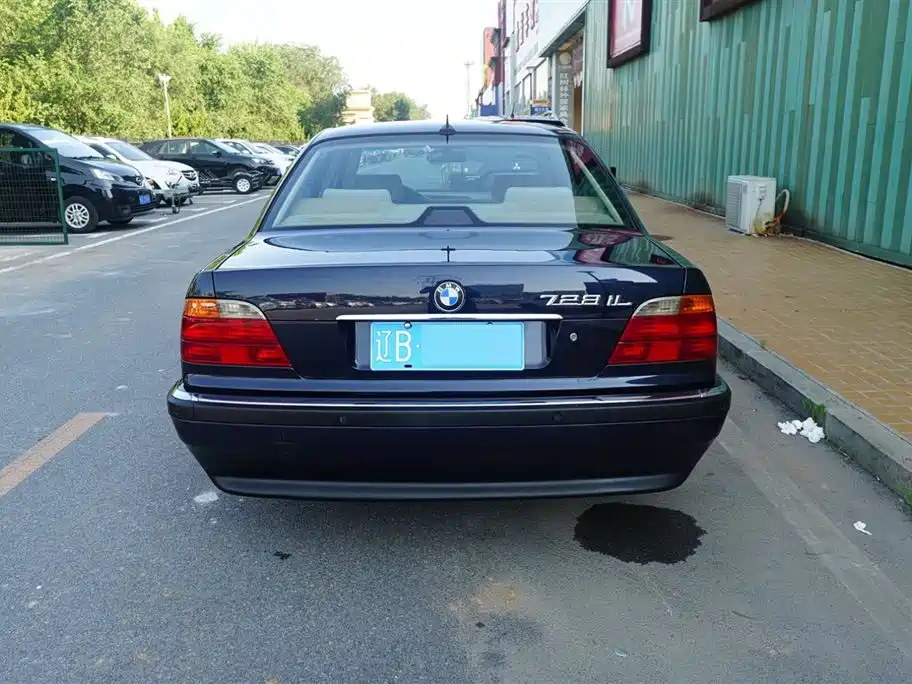 BMW 7 Series фото 12