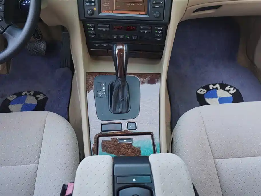 BMW 7 Series фото 7
