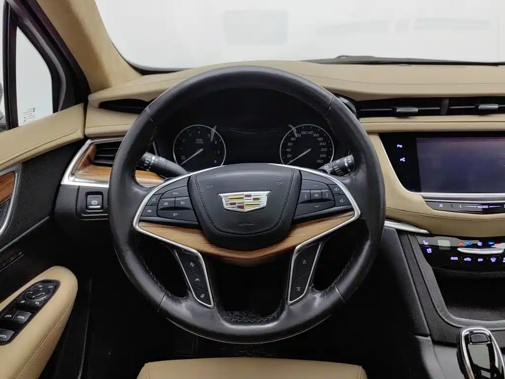 صورة 11 - Cadillac XT5