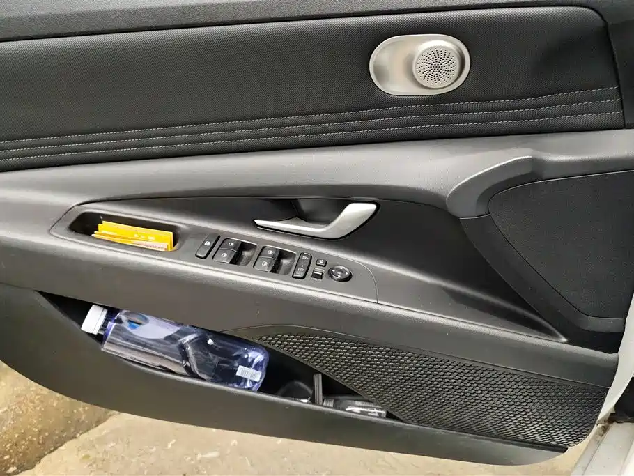 Hyundai Elantra 2021 1.5L CVT LUX Premium Edition фото 7