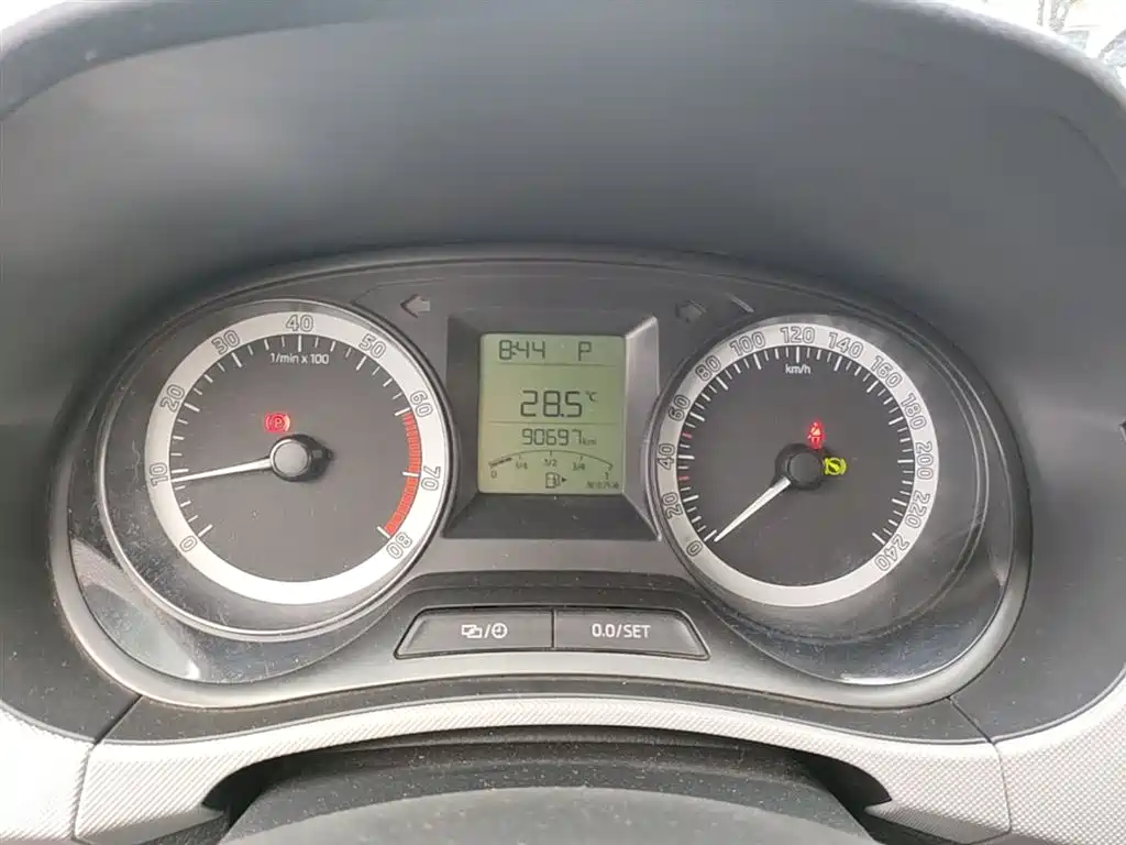 Škoda Fabia 2017 1.4L Auto Car Enjoy Edition фото 11