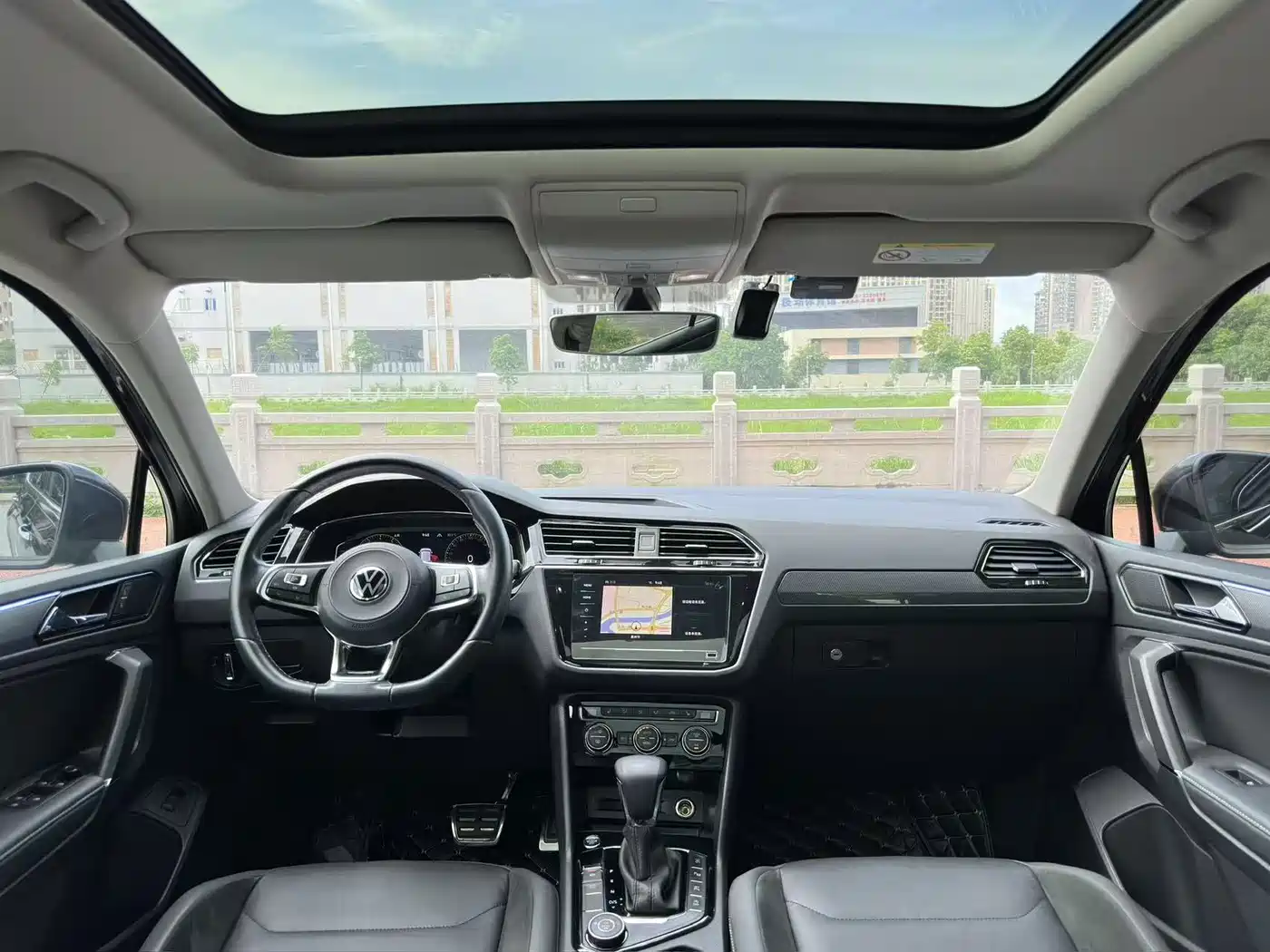 Photo 5 - Volkswagen Tiguan L