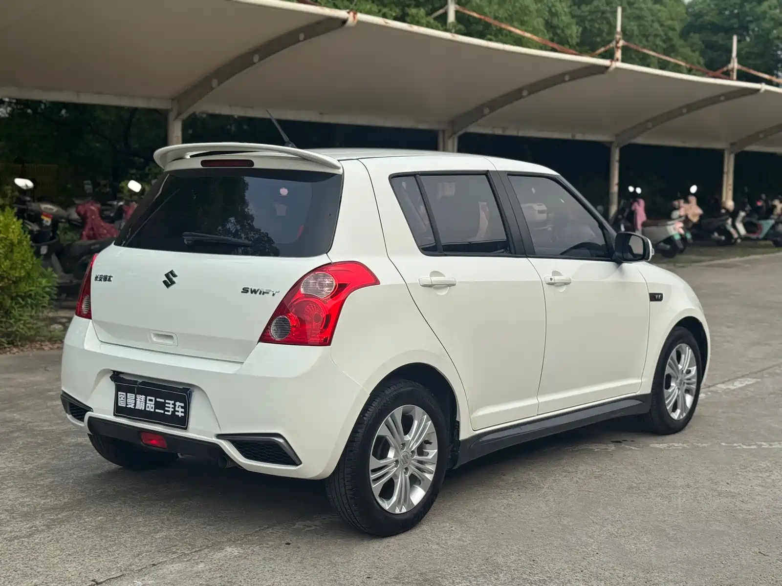 Фото 5 - Suzuki Swift