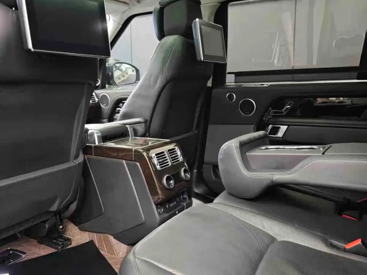 Land Rover Range Rover 2021 3.0 L6 Heritage Extended Classic Edition фото 6