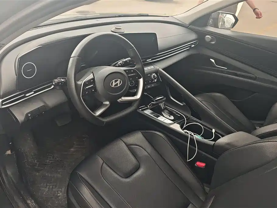 Hyundai Elantra 2023 Model 1.5L CVT LUX Premium Edition фото 12