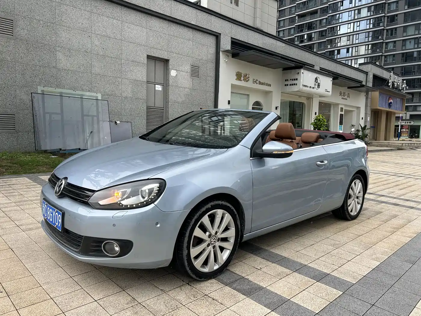 Volkswagen Golf (Import) 2012 1.4TSI Luxury Convertible Edition фото 2