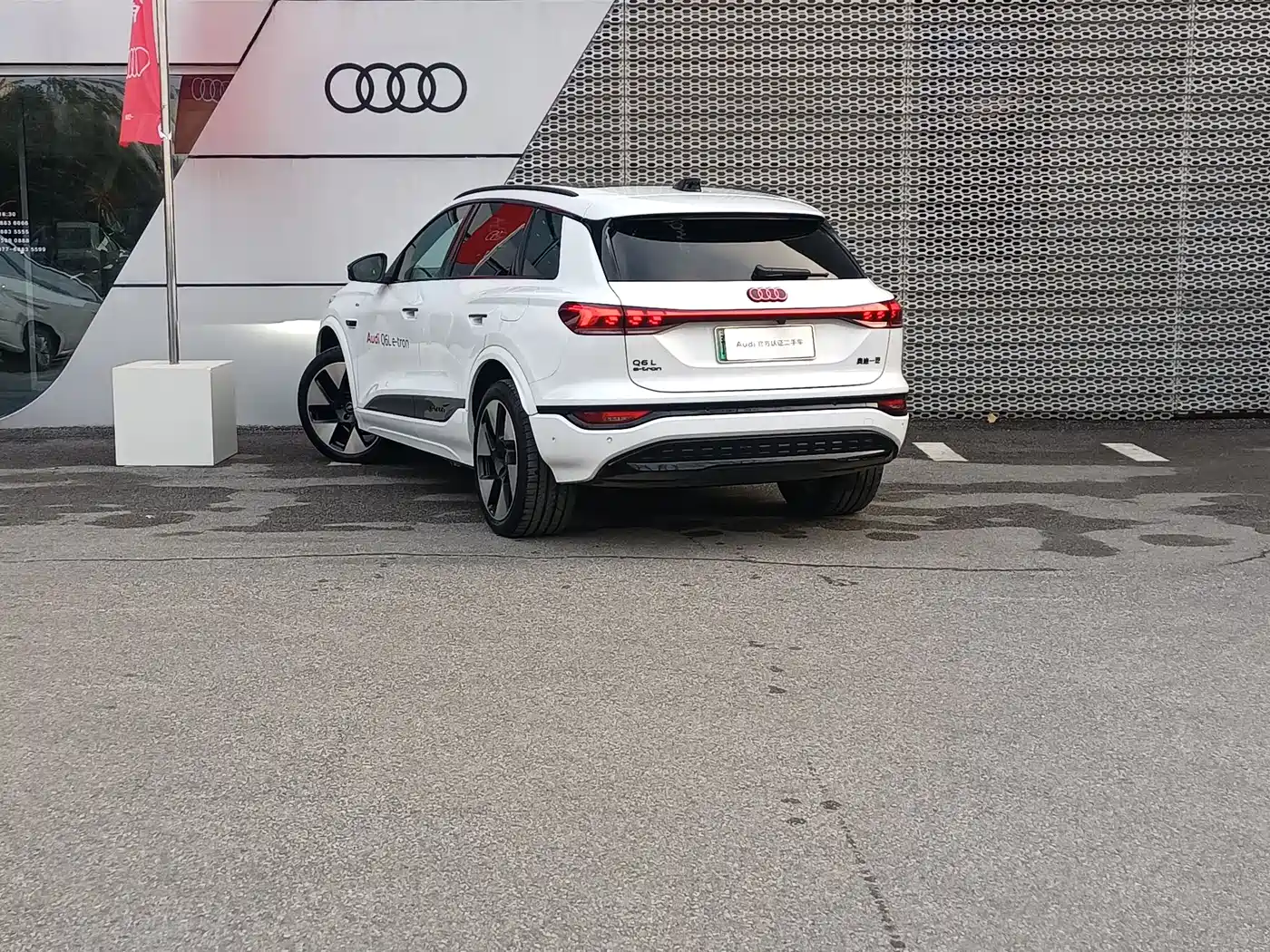 AUDI Q6L E TRON