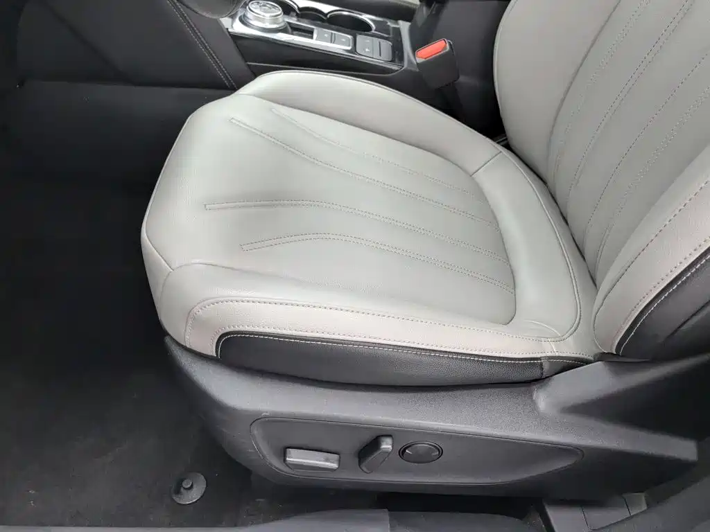 Photo 20 - Ford Escape