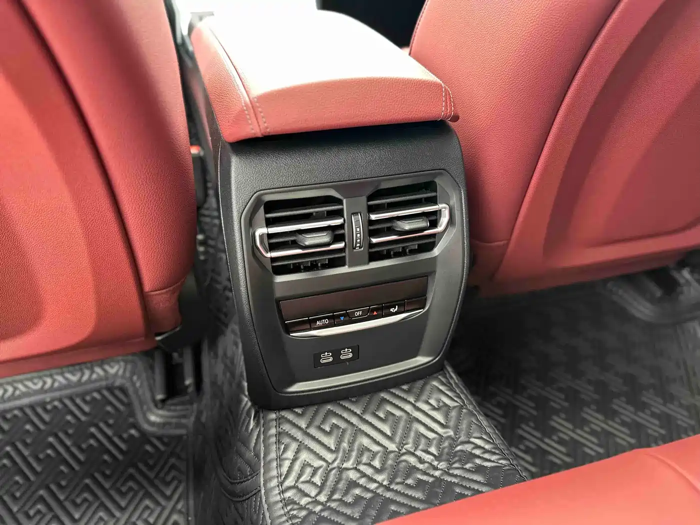 BMW 3 Series 2025 330i M Sport Night Edition фото 27