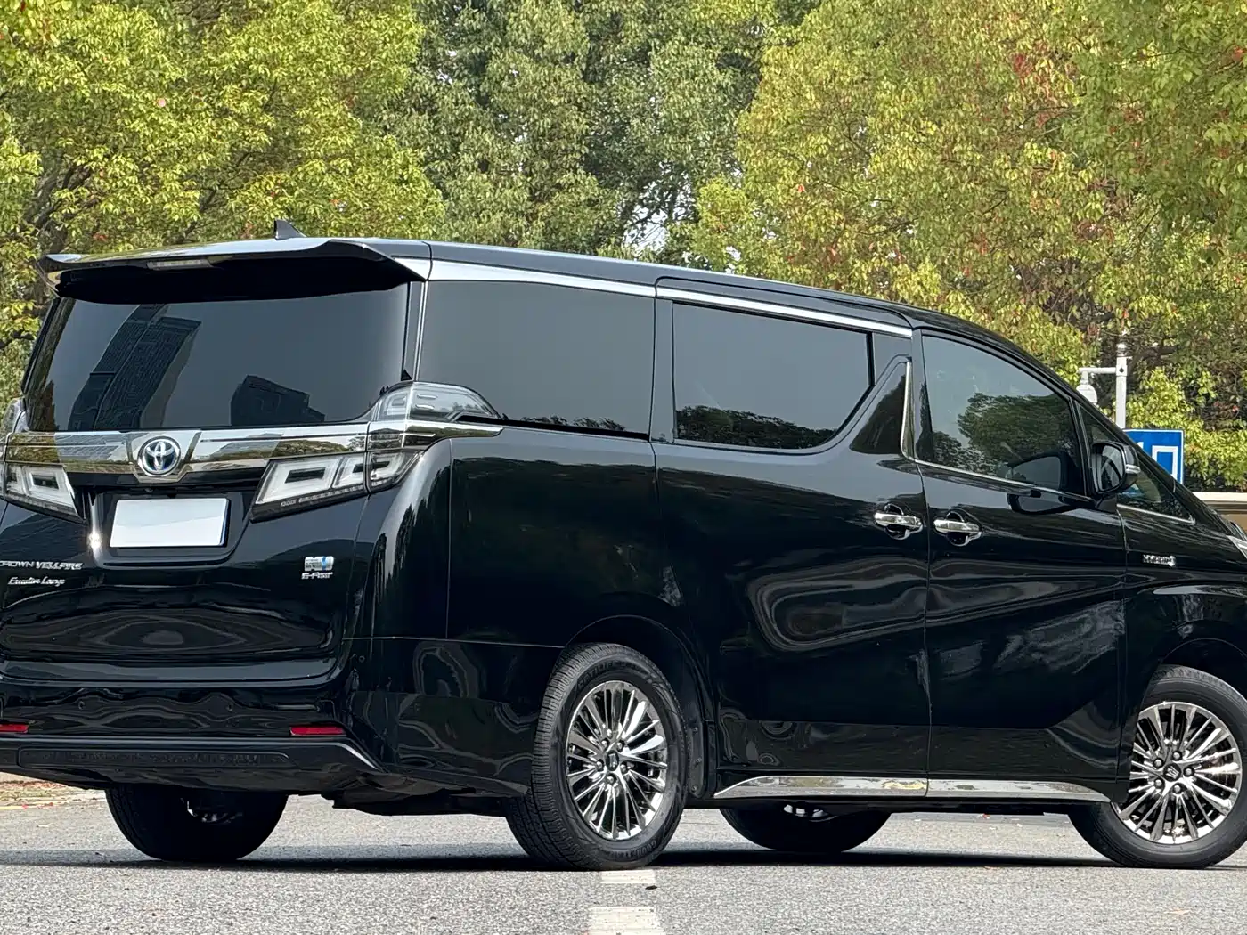 Toyota Vellfire 2021 Crown Hybrid 2.5L HV Premium Edition фото 4