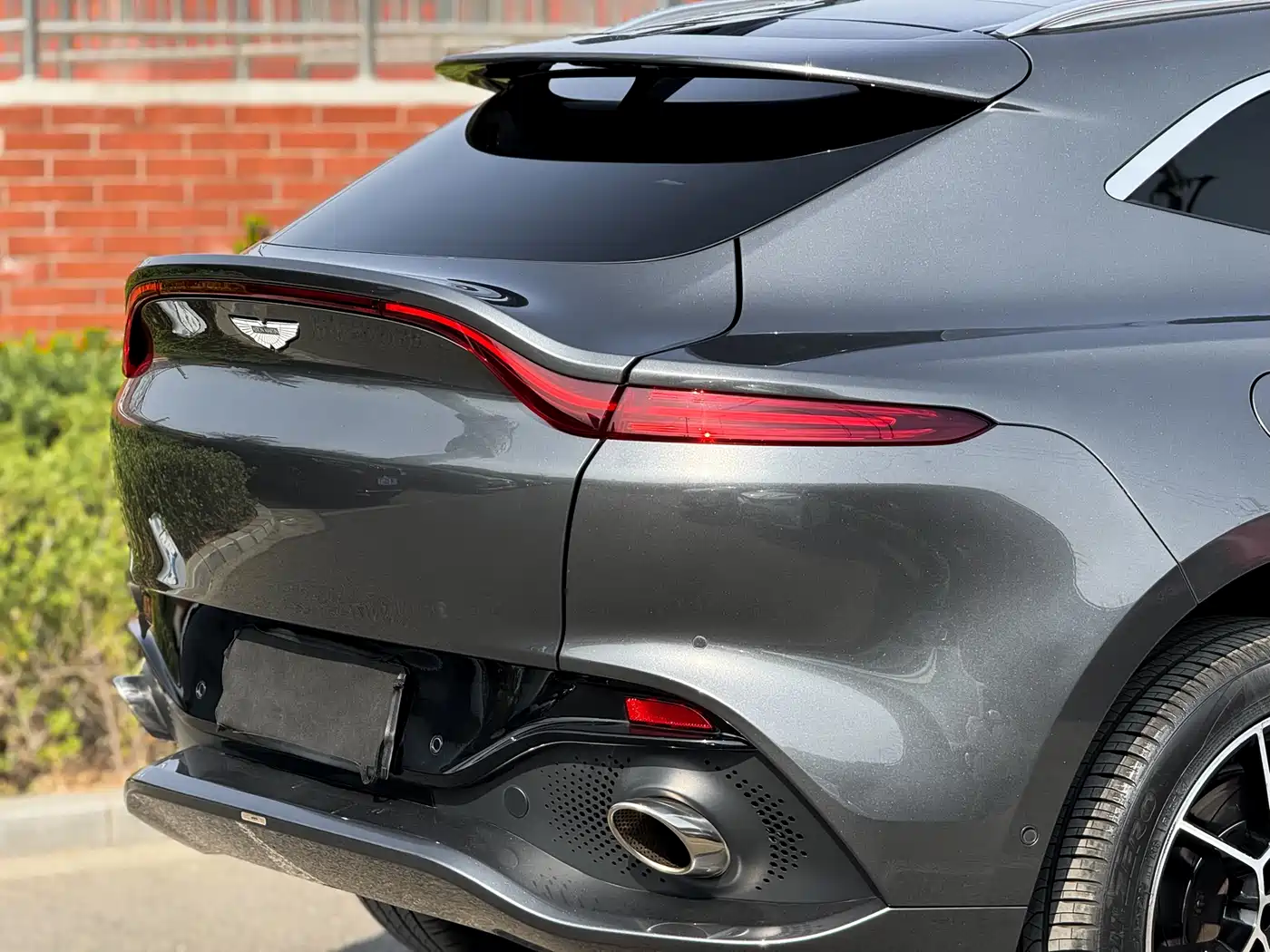 ASTON MARTIN DBX