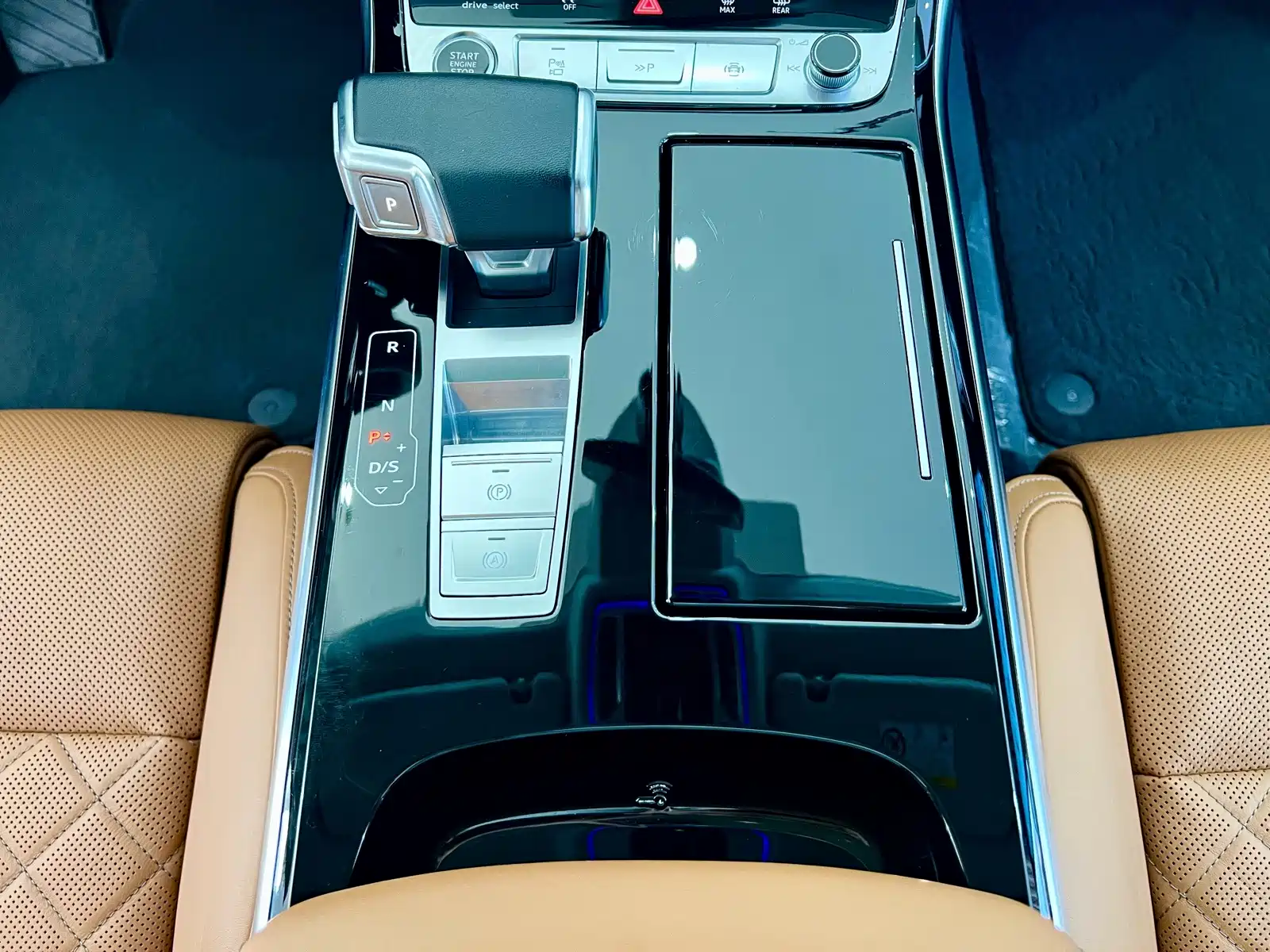 Photo 18 - Audi A8