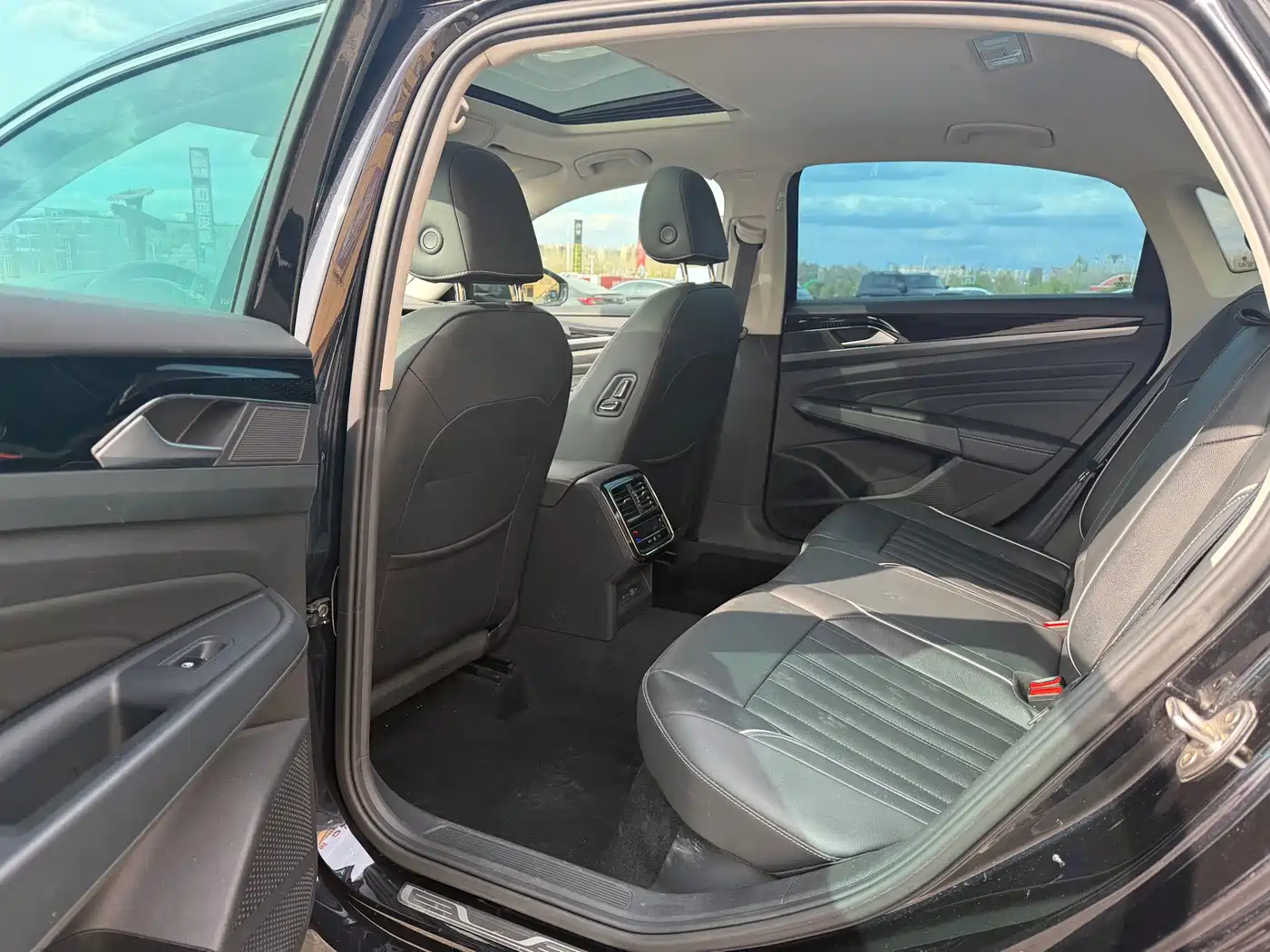 Volkswagen Passat 2022 280TSI Elite Edition фото 14
