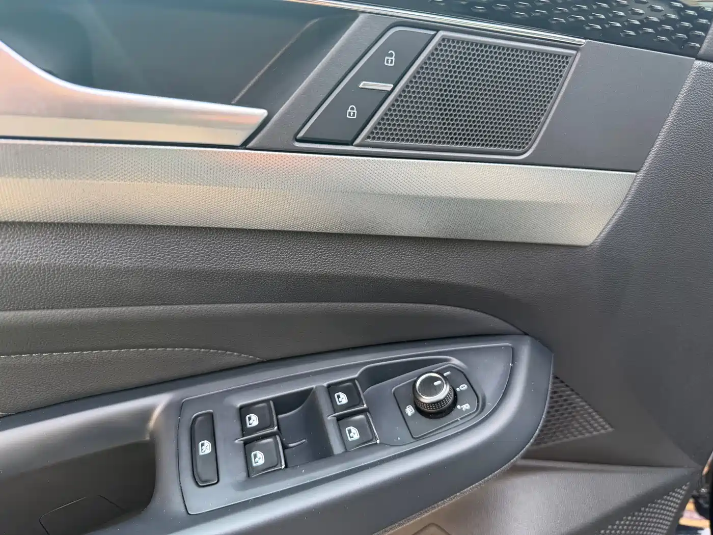 Volkswagen Passat 2022 280TSI Elite Edition фото 8