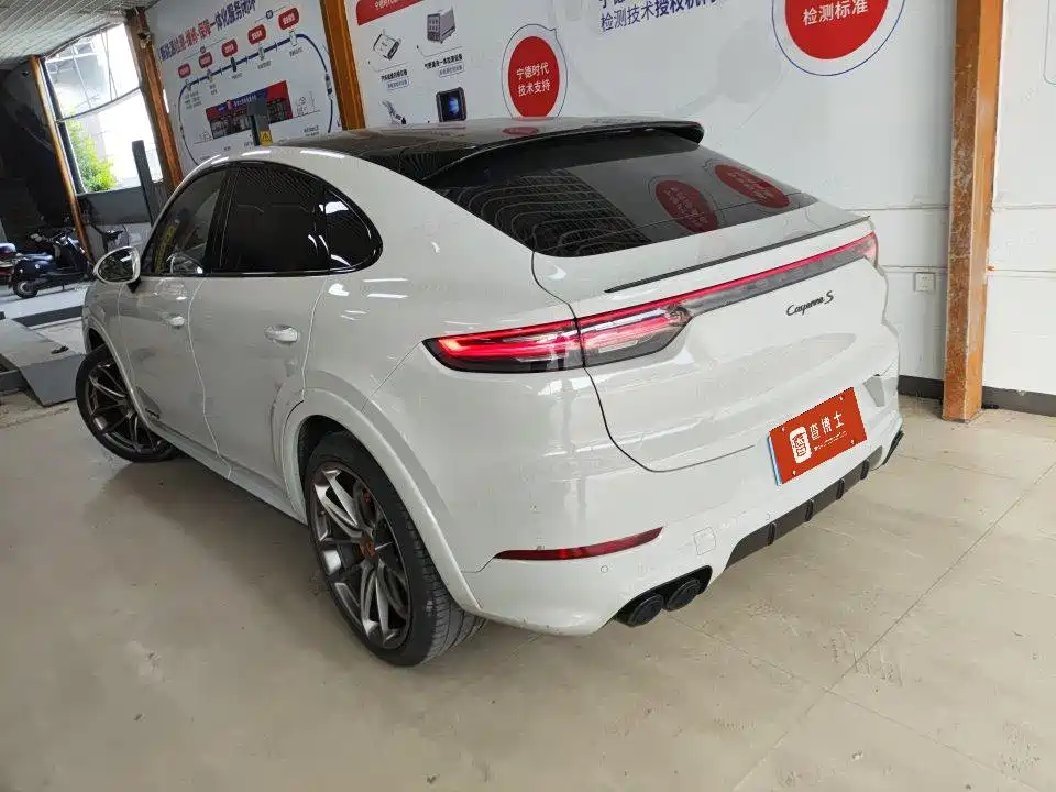 Photo 8 - Porsche Cayenne