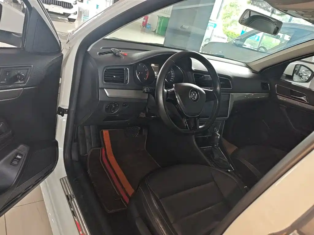 Volkswagen Lavida 2015 1.6L Automatic Comfort Edition фото 16