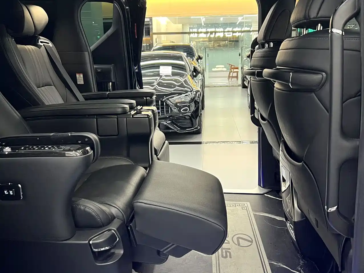 Lexus LM 2021 2020 300h Seven-Seater Elegance Edition