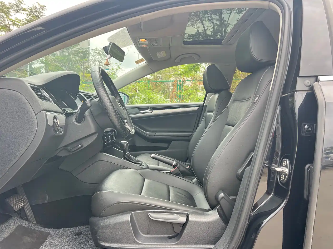 Volkswagen Sagitar 2018 280TSI DSG Spark Edition фото 4